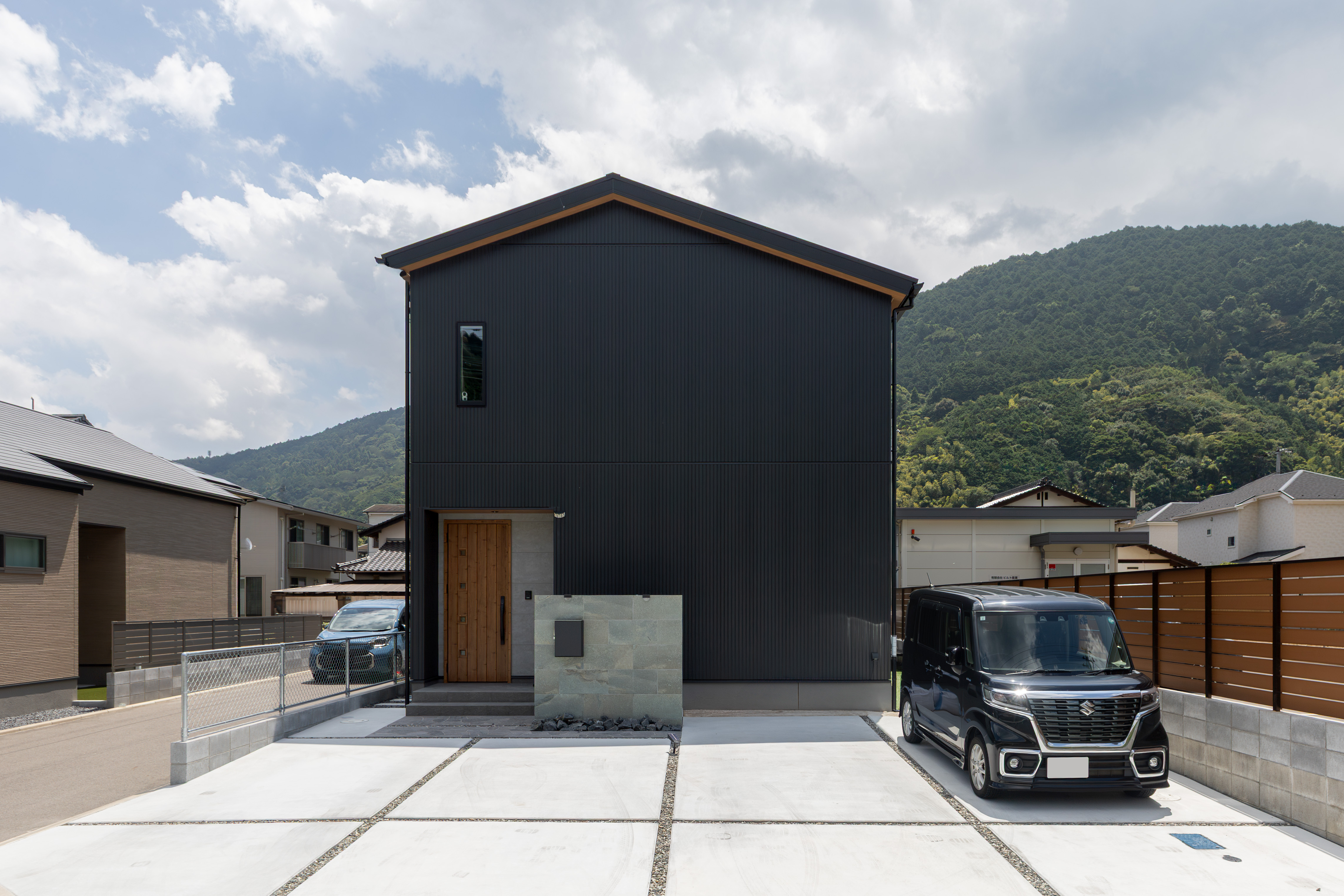 モノトーン×シックがおしゃれな吹抜けのある明るいお家