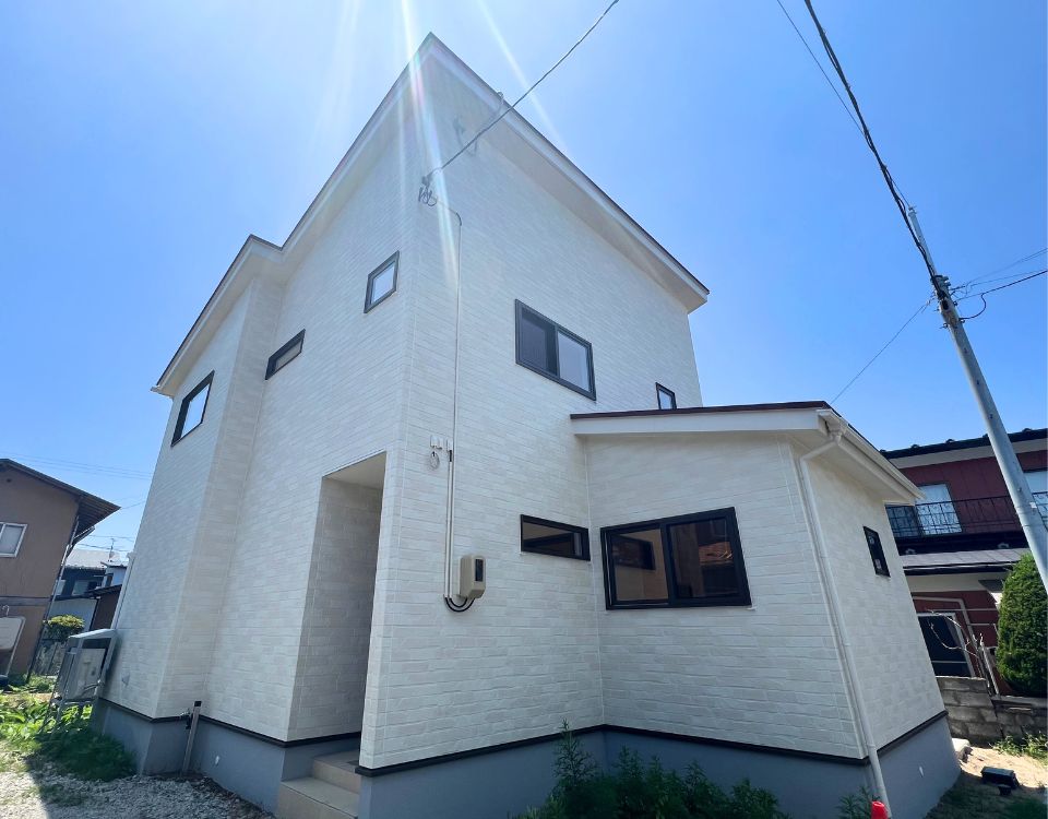 開放感あふれる吹き抜けと木のぬくもりが調和する住まい