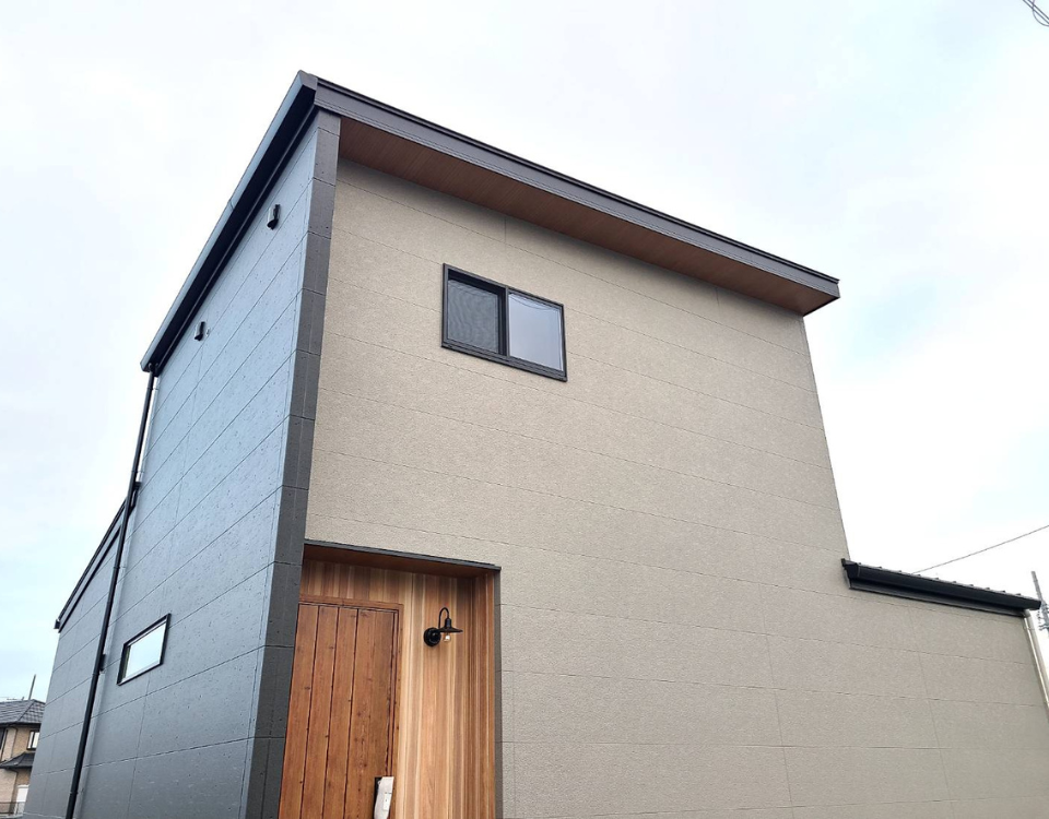 モダンな外観＆天井高3.6mリビング